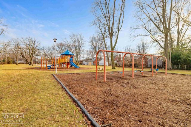 19980 W Clairview Court, Grosse Pointe Woods, MI 48236