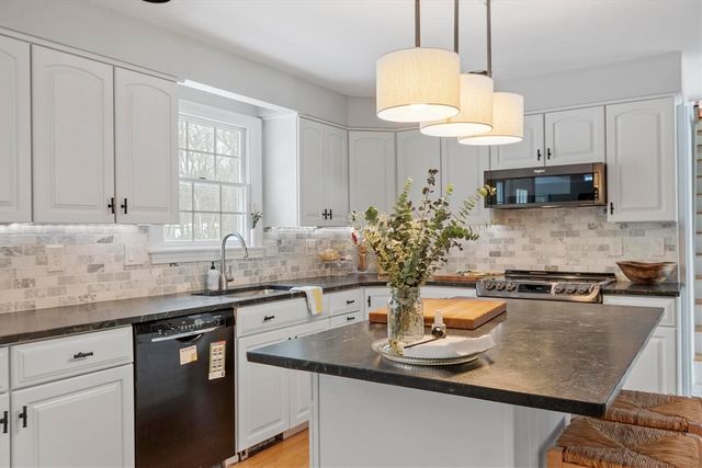 99 Flagler Dr, Holden, MA 01520