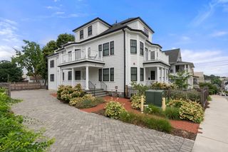 8 Sycamore St 8C, Somerville, MA 02143