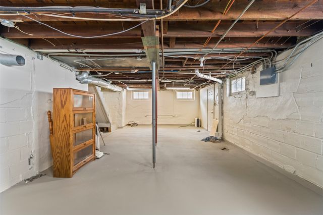 4531 Waveland Court, Des Moines, IA 50312