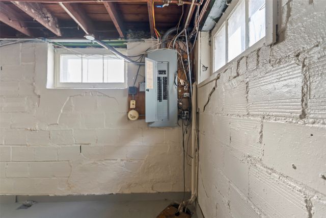 4531 Waveland Court, Des Moines, IA 50312