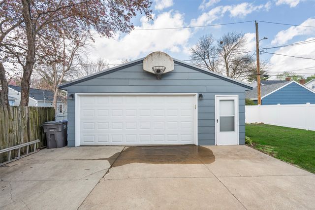 4531 Waveland Court, Des Moines, IA 50312