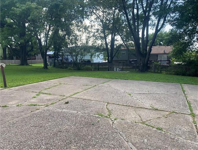 8108 N Serene Avenue, Kansas City, MO 64152