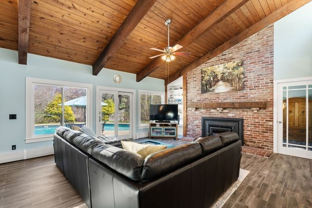 6 Cranberry Ln, Hudson, MA 01749