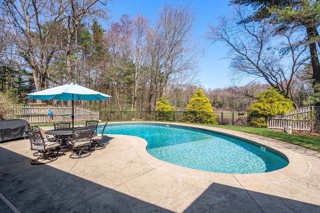 6 Cranberry Ln, Hudson, MA 01749