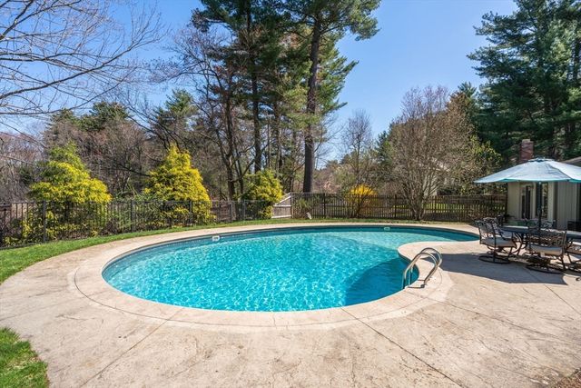6 Cranberry Ln, Hudson, MA 01749