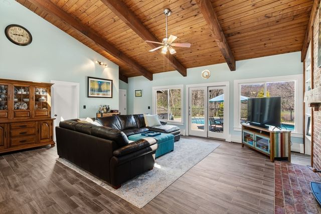 6 Cranberry Ln, Hudson, MA 01749