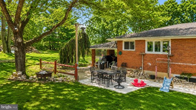 1042 NEFFS LAURYS RD, Schnecksville, PA 18078