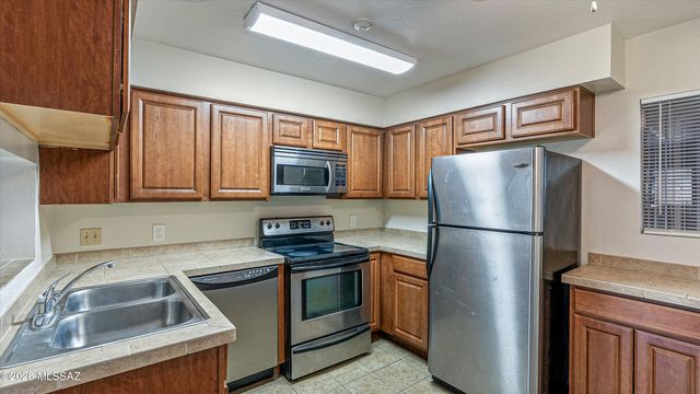 1810 E Blacklidge Dr Apt 102, Tucson, AZ 85719