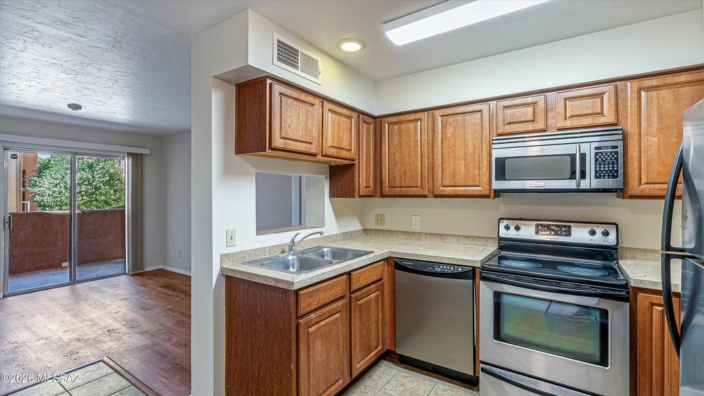1810 E Blacklidge Dr Apt 102, Tucson, AZ 85719