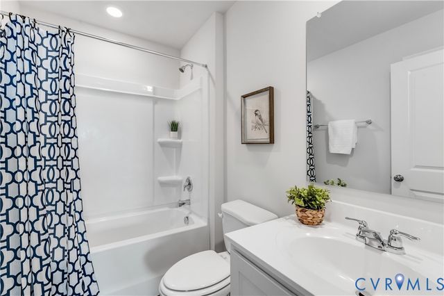 16 Our Way Dr, Kilmarnock, VA 22482