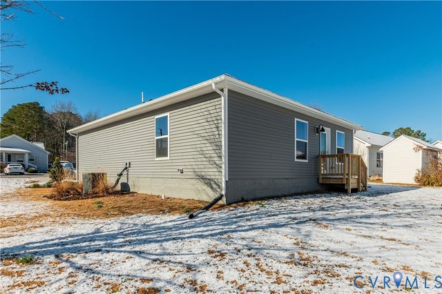 16 Our Way Dr, Kilmarnock, VA 22482