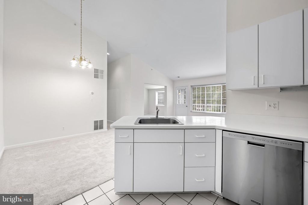 Image 11 of property listing at 9 TINTERN CT #304, Lutherville Timonium, MD 21093