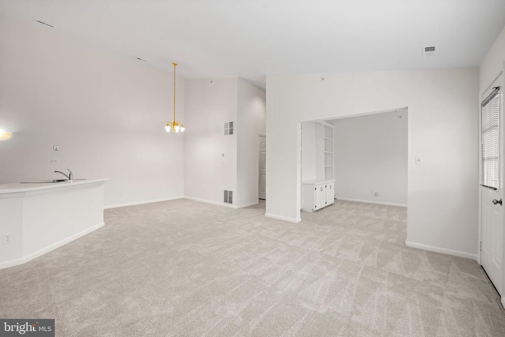 Image 12 of property listing at 9 TINTERN CT #304, Lutherville Timonium, MD 21093