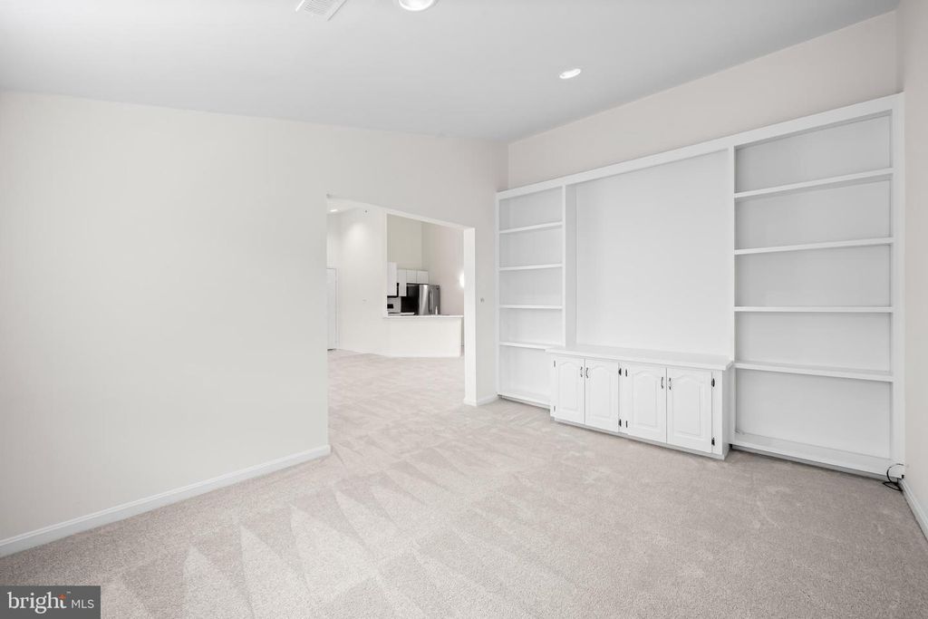 Image 14 of property listing at 9 TINTERN CT #304, Lutherville Timonium, MD 21093