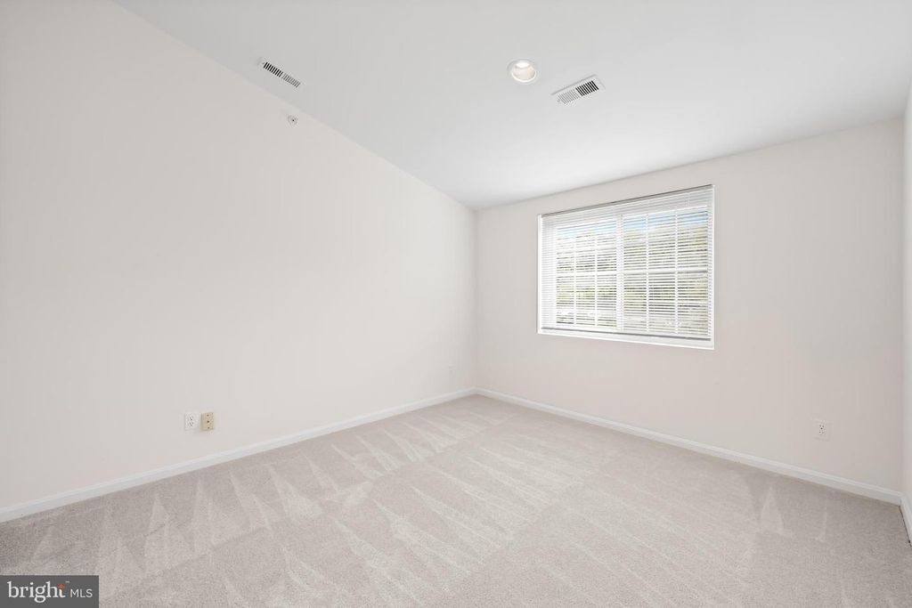 Image 15 of property listing at 9 TINTERN CT #304, Lutherville Timonium, MD 21093