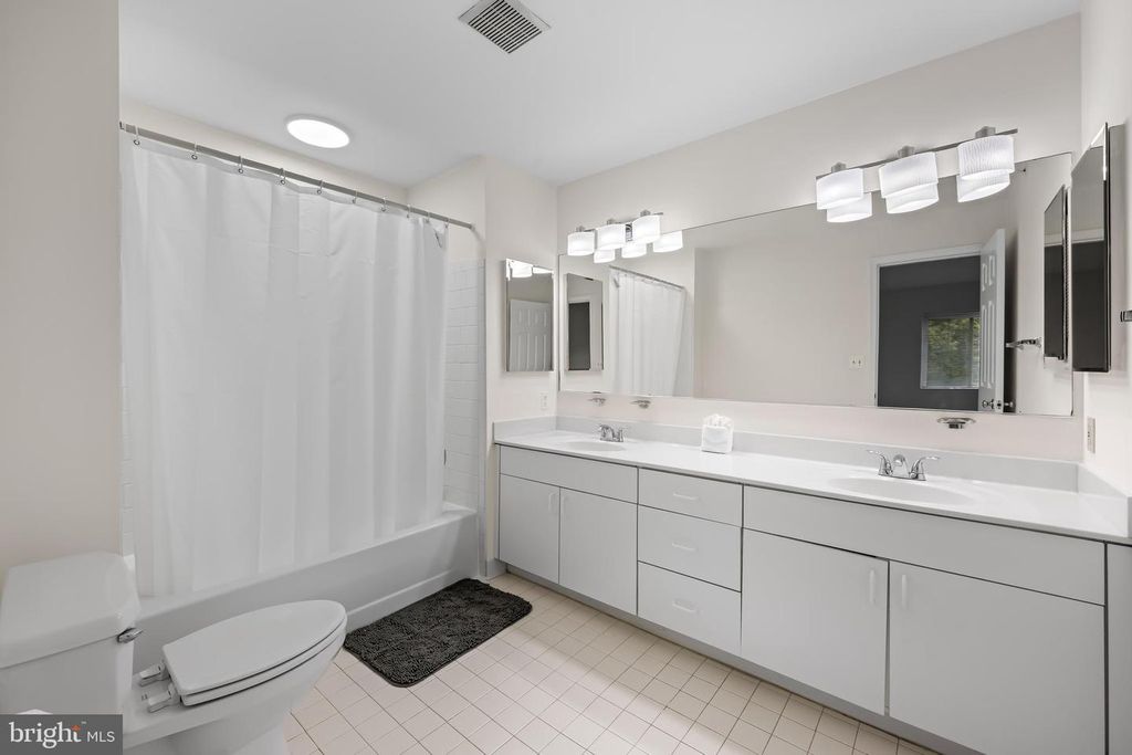 Image 18 of property listing at 9 TINTERN CT #304, Lutherville Timonium, MD 21093