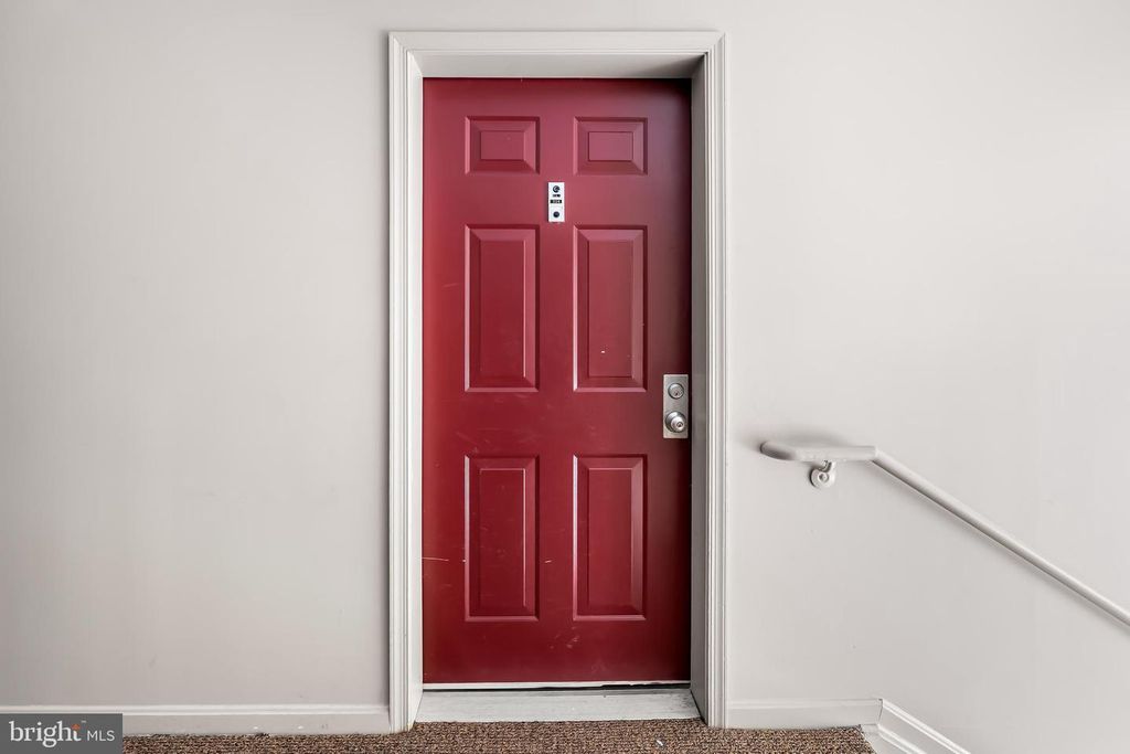 Image 3 of property listing at 9 TINTERN CT #304, Lutherville Timonium, MD 21093