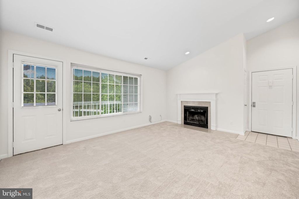 Image 4 of property listing at 9 TINTERN CT #304, Lutherville Timonium, MD 21093