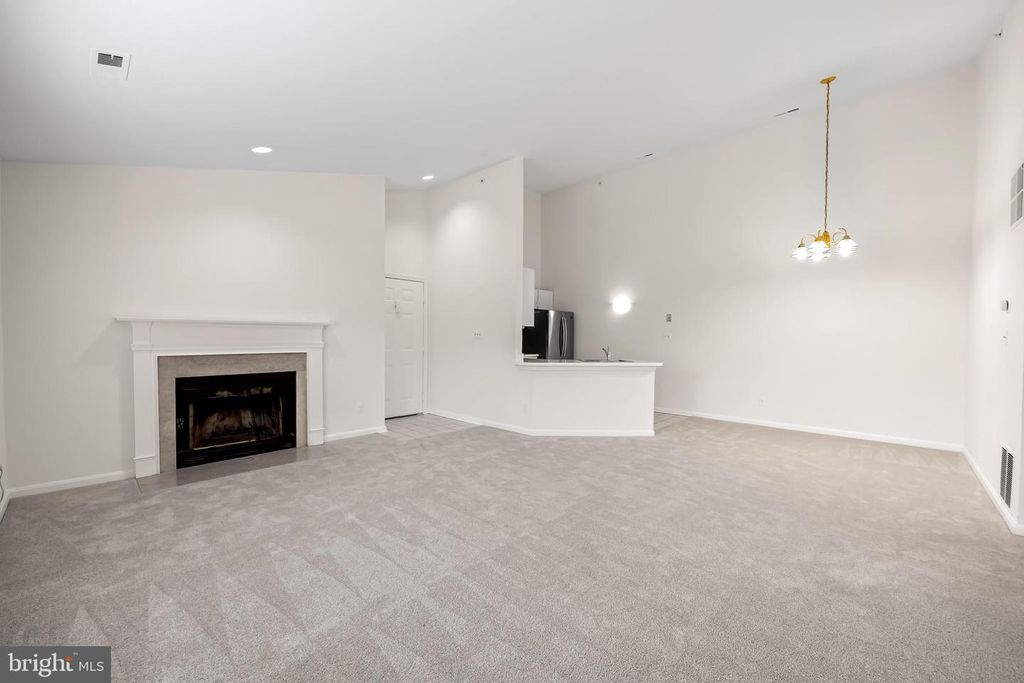 Image 5 of property listing at 9 TINTERN CT #304, Lutherville Timonium, MD 21093