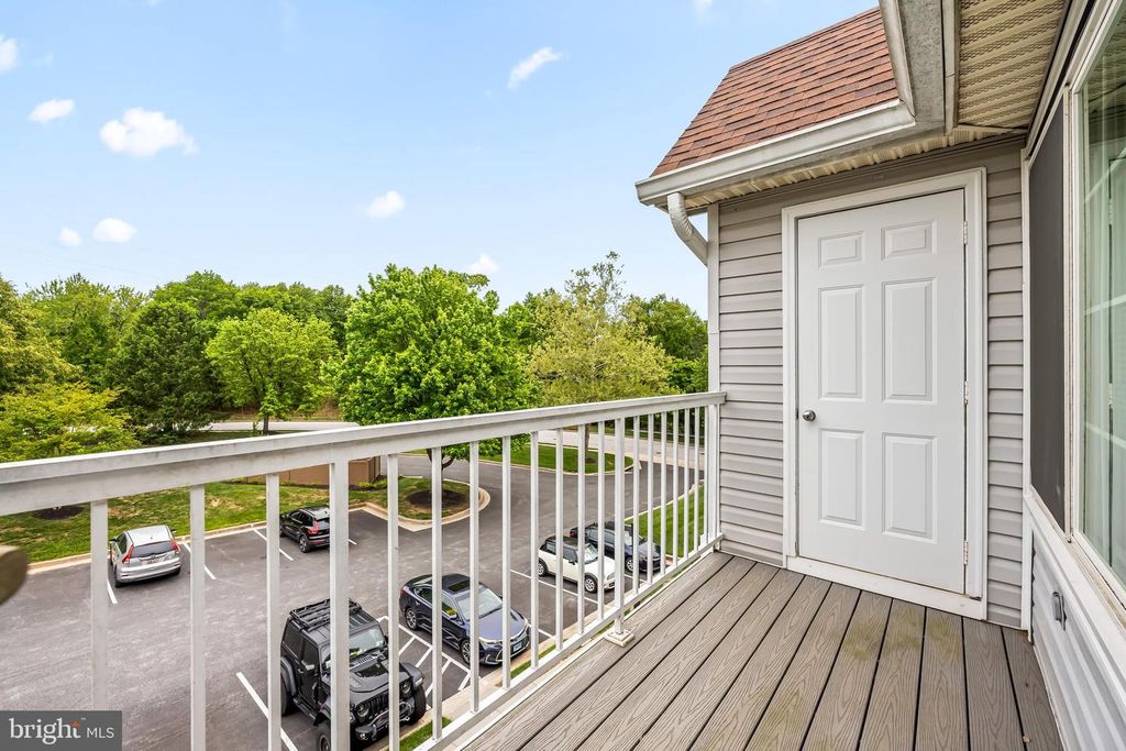 Image 8 of property listing at 9 TINTERN CT #304, Lutherville Timonium, MD 21093