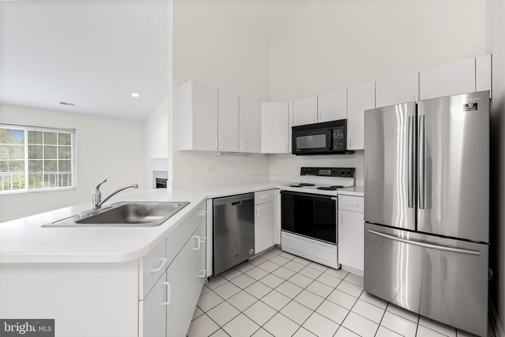 Image 9 of property listing at 9 TINTERN CT #304, Lutherville Timonium, MD 21093