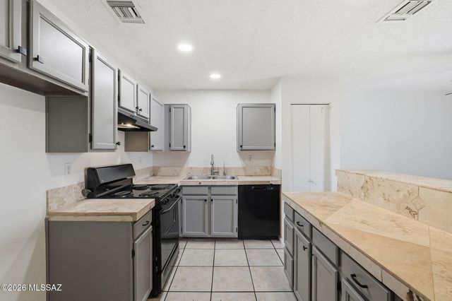 2604 W Ironcrest Drive W, Tucson, AZ 85745