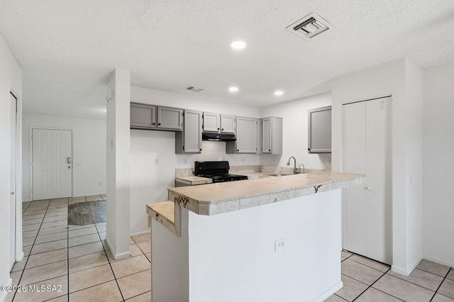2604 W Ironcrest Drive W, Tucson, AZ 85745