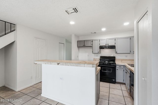 2604 W Ironcrest Drive W, Tucson, AZ 85745