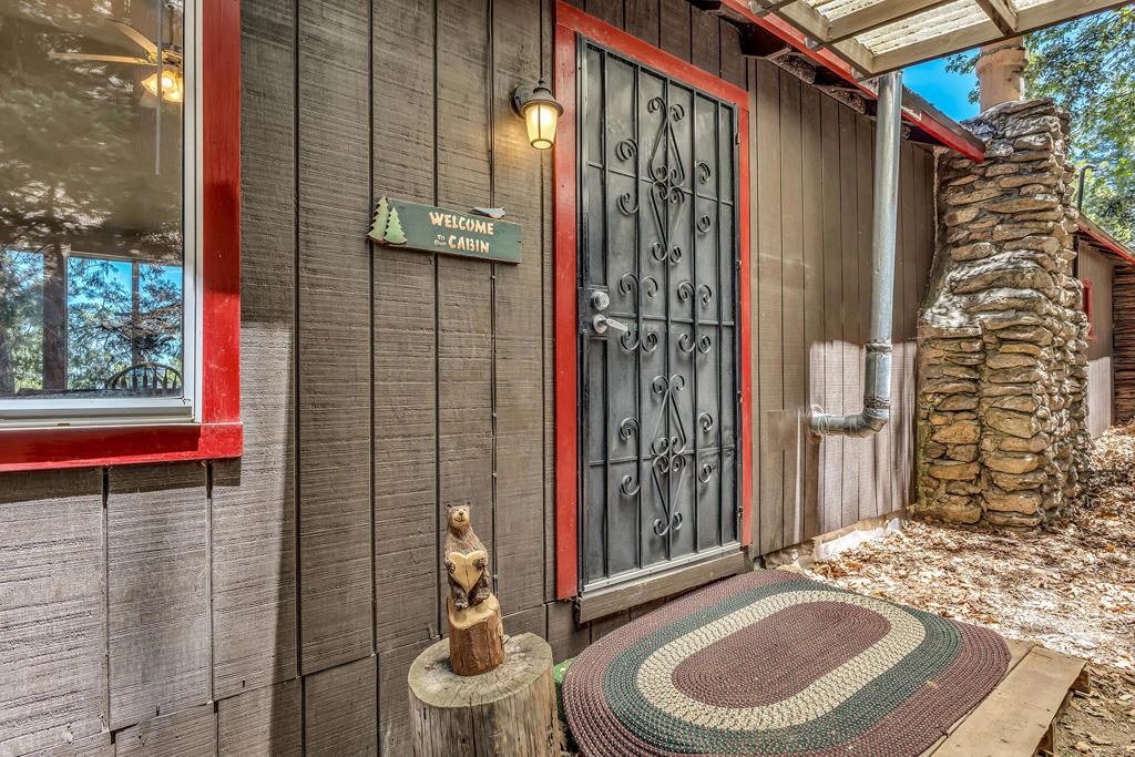 Image 3 of property listing at 52751 Fernland Drive, Idyllwild, CA 92549