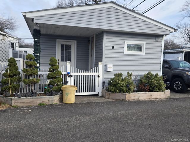 19 Mobile, Bay Shore, NY 11706