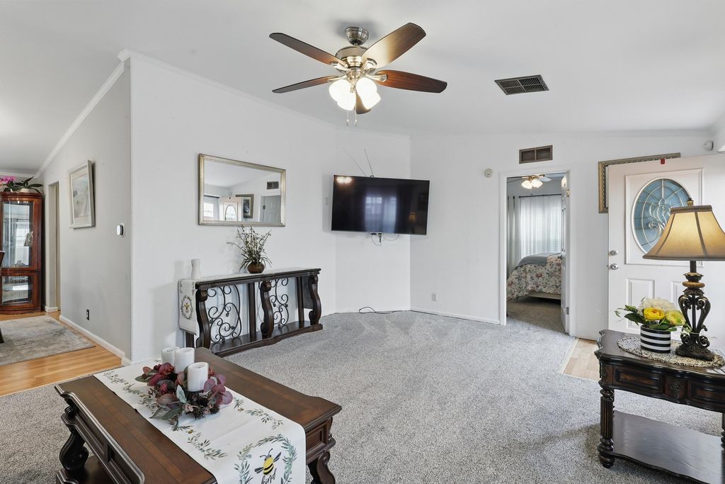 Image 10 of property listing at 8930 Thor Road SW, Albuquerque, NM 87121