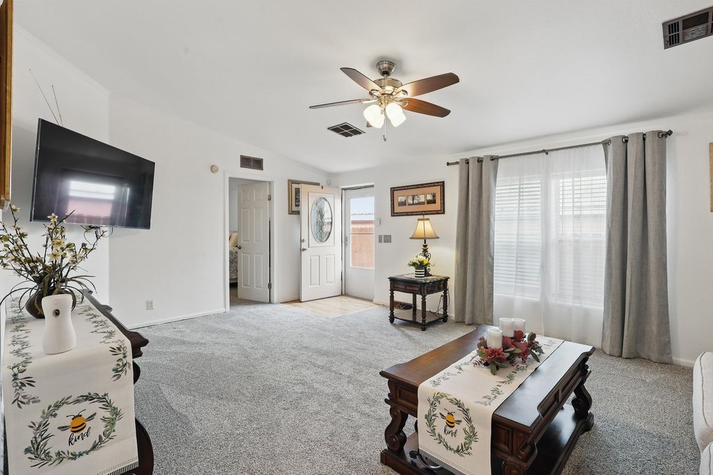 Image 11 of property listing at 8930 Thor Road SW, Albuquerque, NM 87121