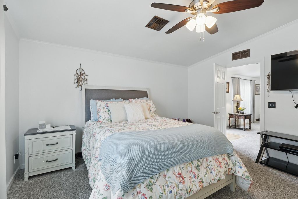 Image 13 of property listing at 8930 Thor Road SW, Albuquerque, NM 87121