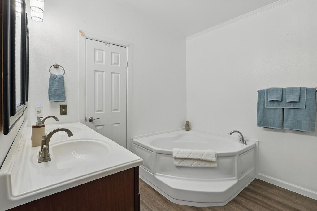 Image 15 of property listing at 8930 Thor Road SW, Albuquerque, NM 87121