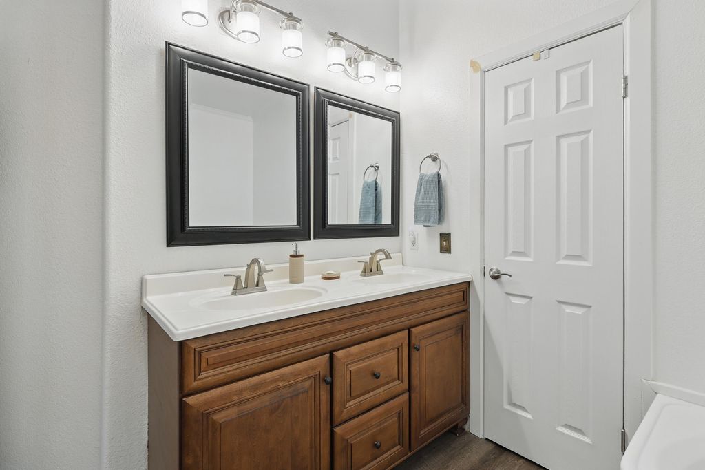 Image 17 of property listing at 8930 Thor Road SW, Albuquerque, NM 87121