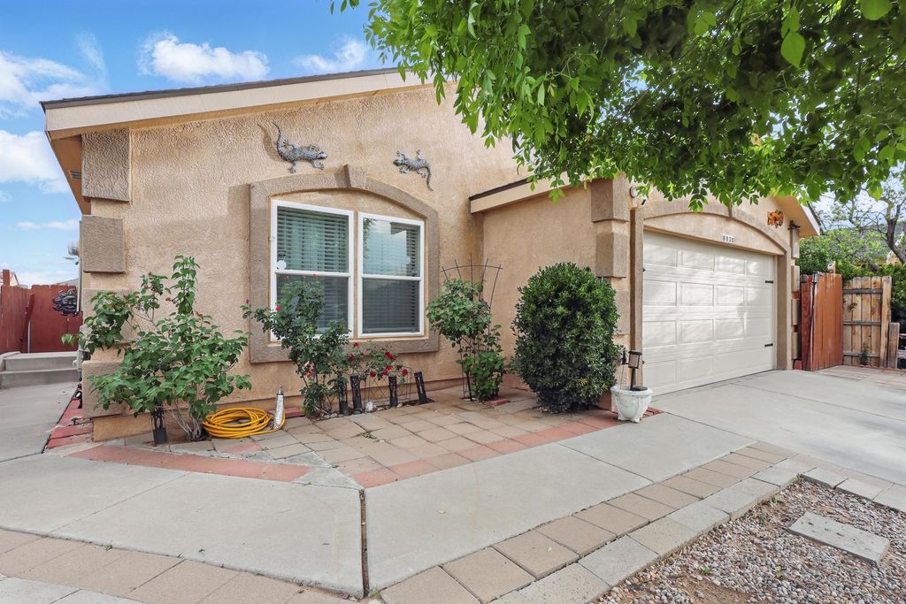 Image 4 of property listing at 8930 Thor Road SW, Albuquerque, NM 87121