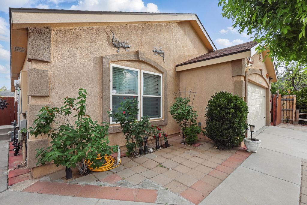 Image 5 of property listing at 8930 Thor Road SW, Albuquerque, NM 87121