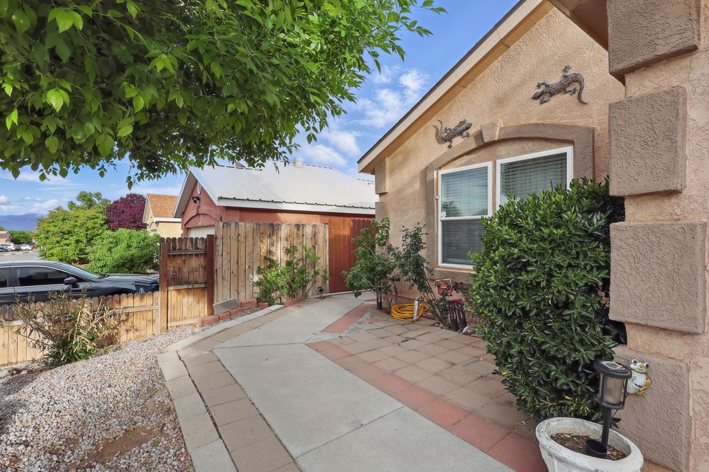 Image 6 of property listing at 8930 Thor Road SW, Albuquerque, NM 87121