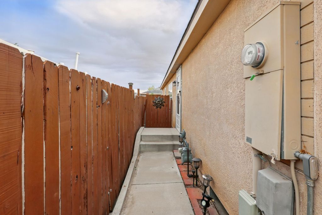 Image 7 of property listing at 8930 Thor Road SW, Albuquerque, NM 87121