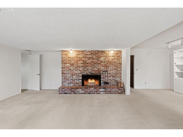 10185 Se WALNUT Dr, Happy Valley, OR 97086