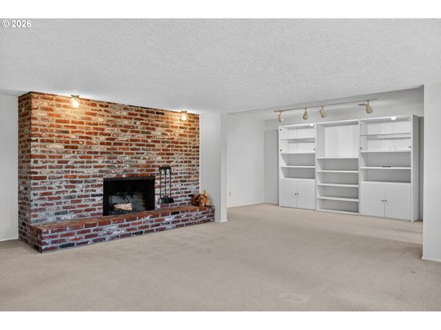 10185 Se WALNUT Dr, Happy Valley, OR 97086