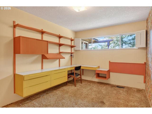 10185 Se WALNUT Dr, Happy Valley, OR 97086