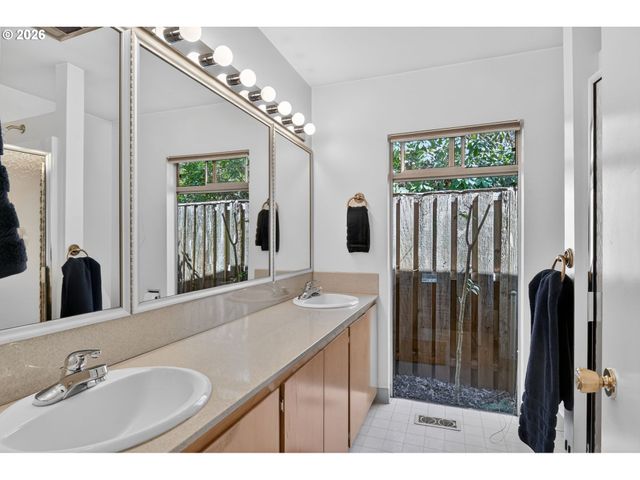 10185 Se WALNUT Dr, Happy Valley, OR 97086