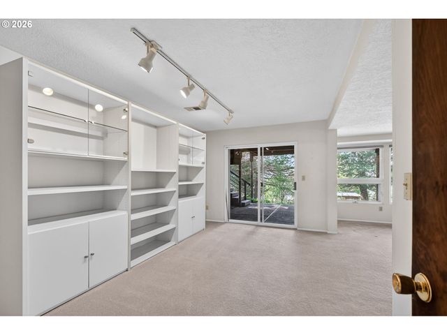 10185 Se WALNUT Dr, Happy Valley, OR 97086