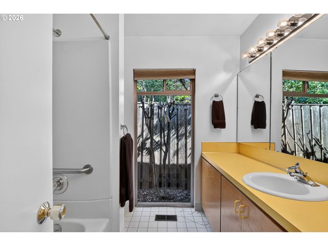 10185 Se WALNUT Dr, Happy Valley, OR 97086