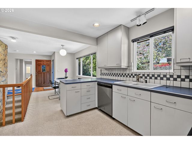 10185 Se WALNUT Dr, Happy Valley, OR 97086