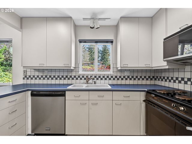 10185 Se WALNUT Dr, Happy Valley, OR 97086