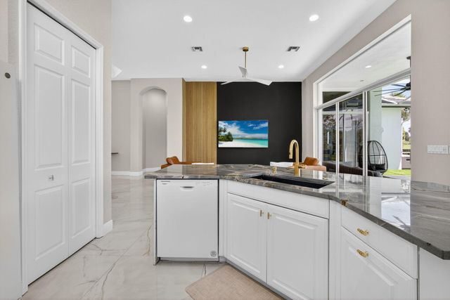 6778 Oakmont Way, West Palm Beach, FL 33412