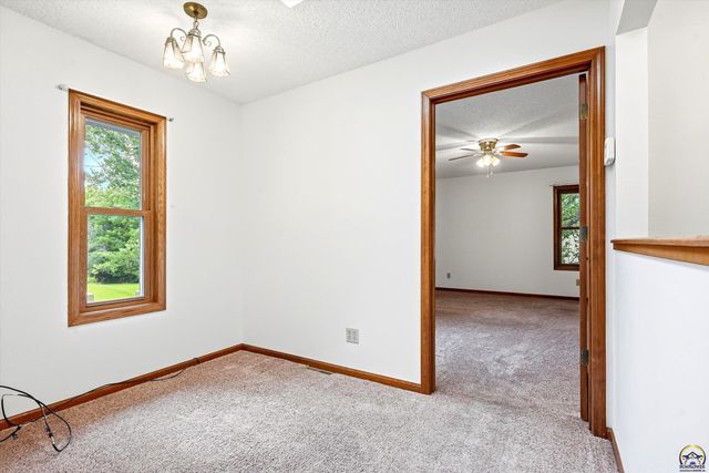 7143 SW 33rd ST, Topeka, KS 66614